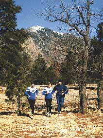 Titulní foto 2/97: Ladie's O-team při jarním soustředění v USA (foto O. G.)